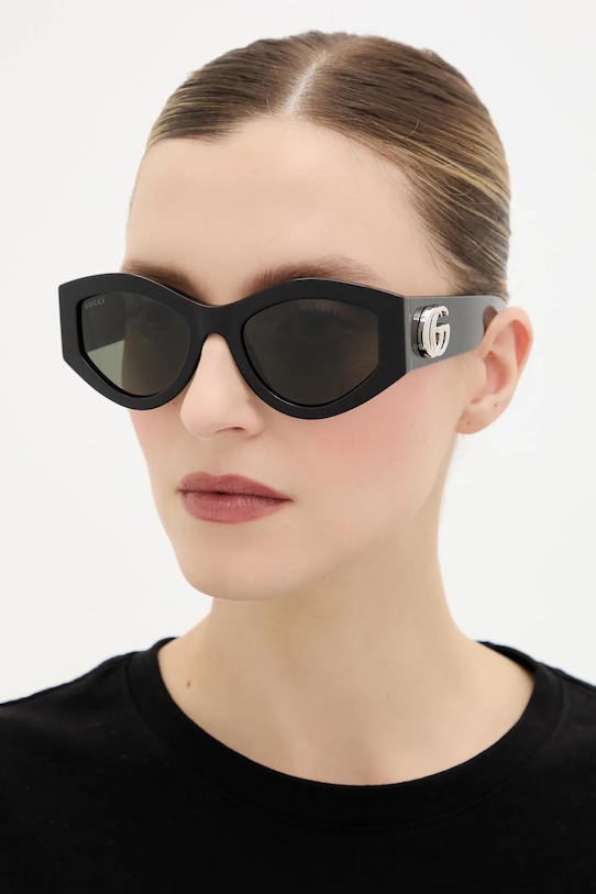 

Солнцезащитные очки Gucci, черный