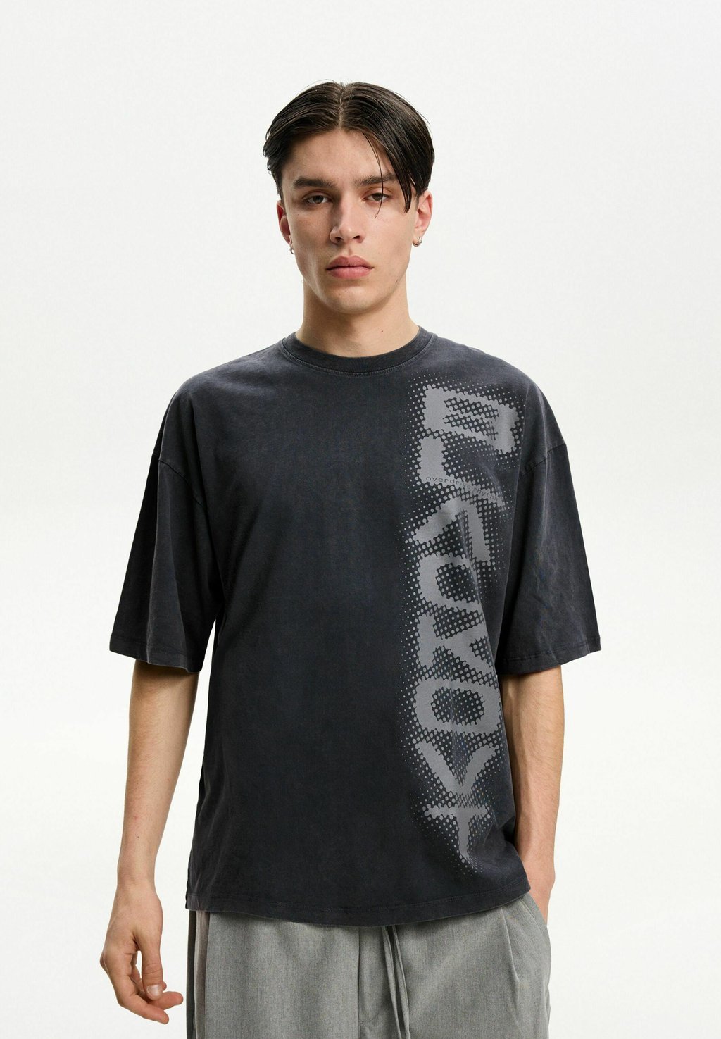 

Футболка с принтом SHORT SLEEVE Bershka, темно-серый