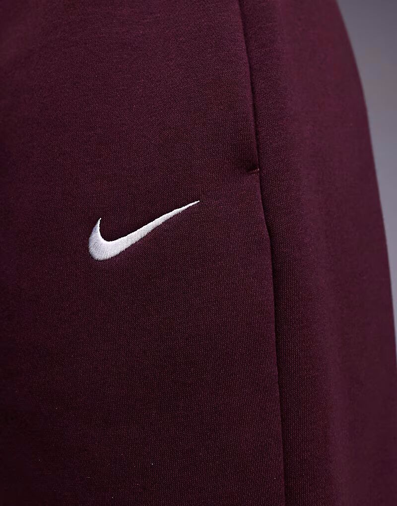 Джоггеры Phoenix Fleece с высокой талией и манжетами свободного кроя бордового цвета Nike — фото 3