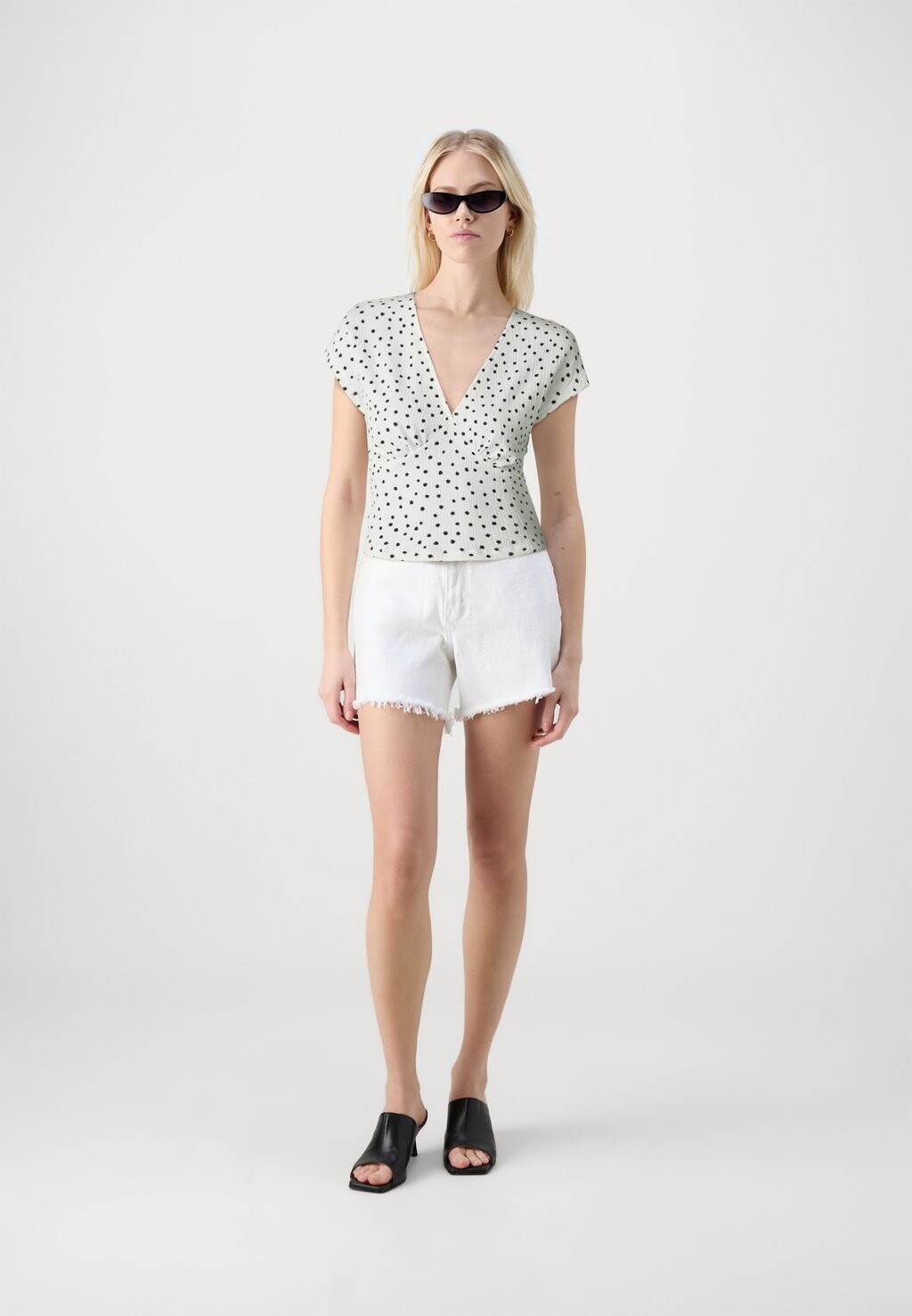 

Футболка с принтом ONLHILLERY VNECK ONLY, кремовый