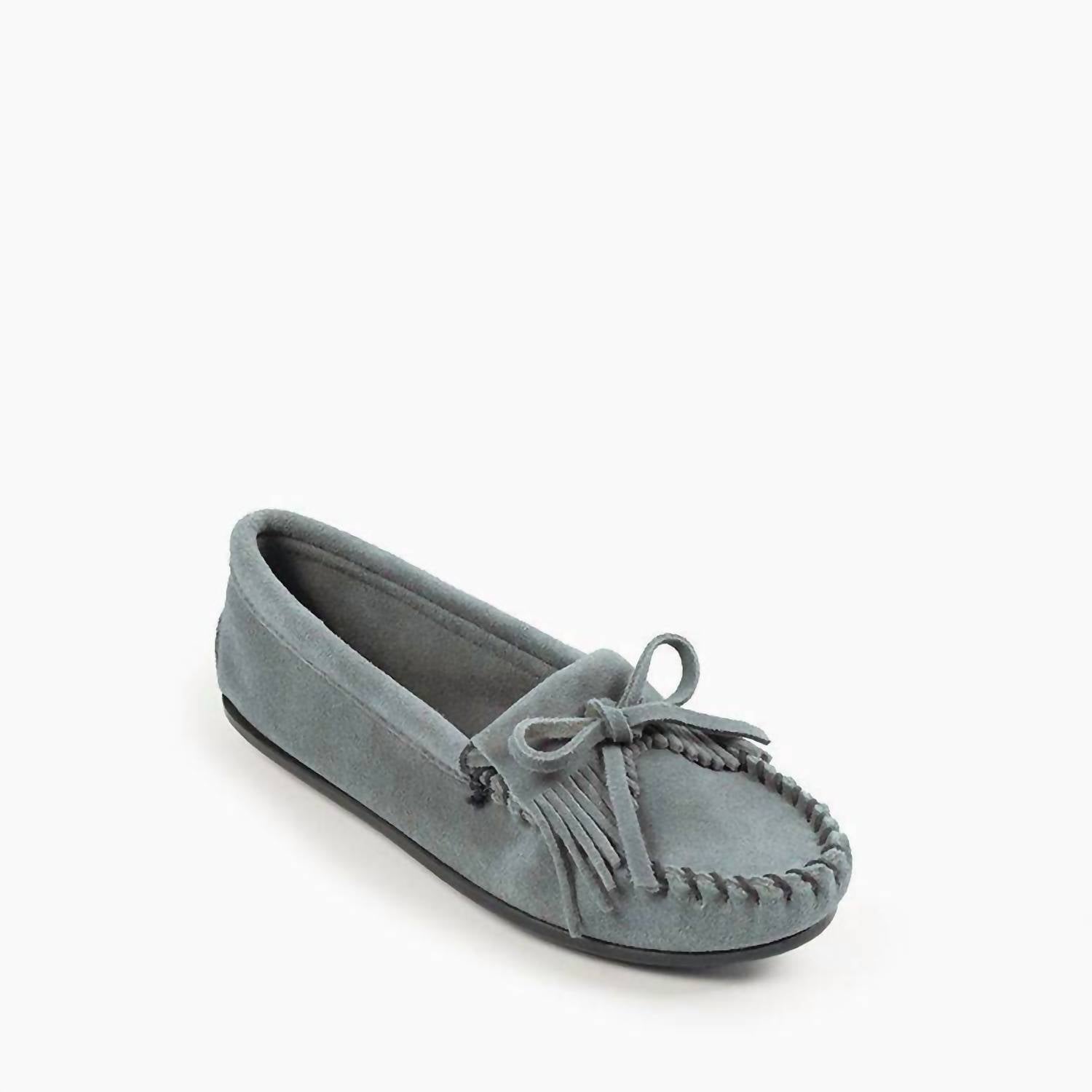Женские мокасины с килтами и жесткой подошвой в цвете штормовой синий Minnetonka