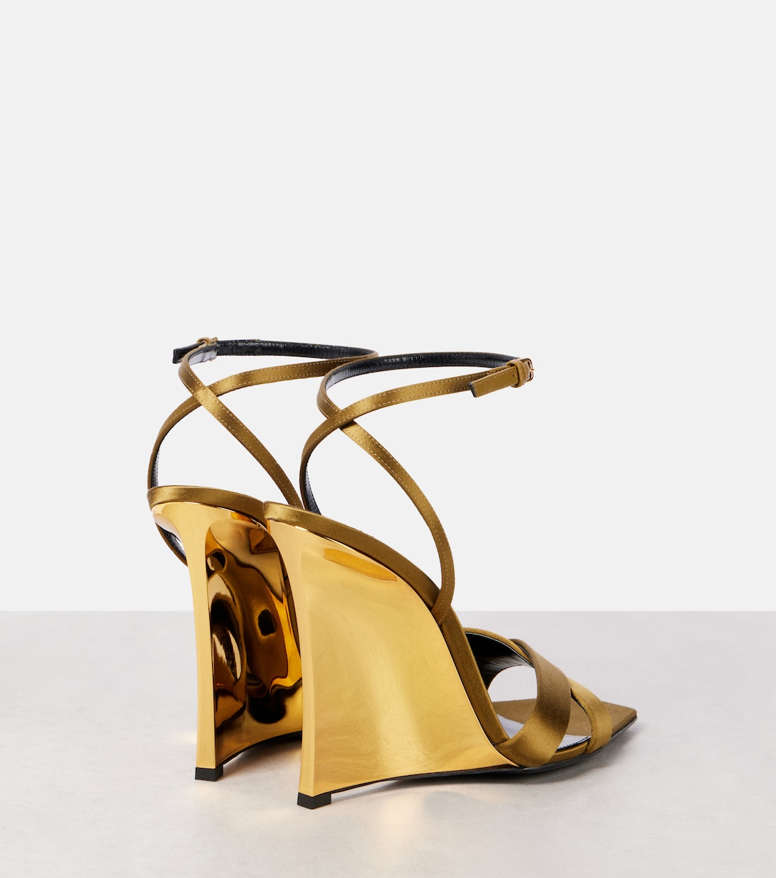 Люсьен сатиновые клиновые сандалии в стиле креп Saint Laurent, Cuba Gold/ Or — фото 2