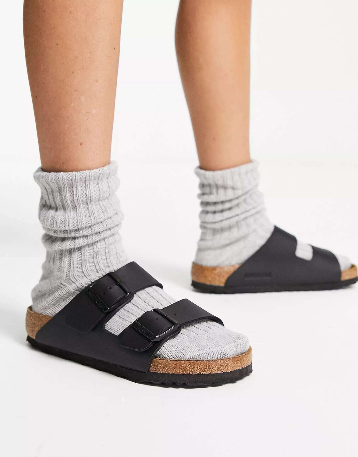 Черные сандалии на плоской подошве Birkenstock Arizona