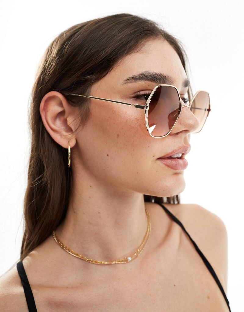 

Солнцезащитные очки New Look в шестигранной форме золотого цвета