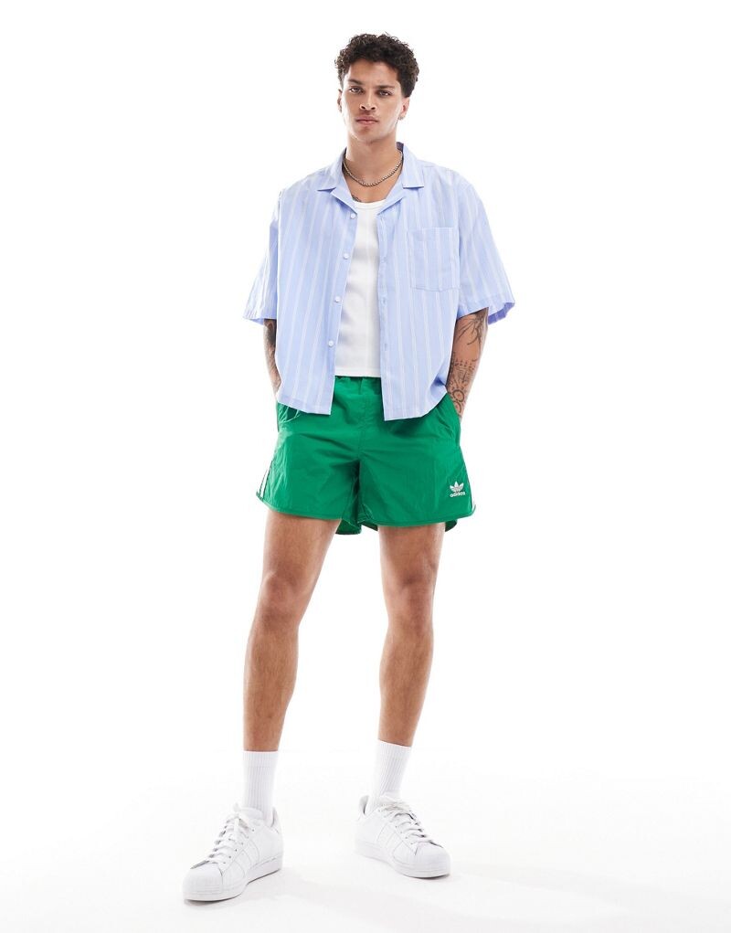 

Adidas Originals - adicolor Classics - зеленые шорты для бега с 3 полосками