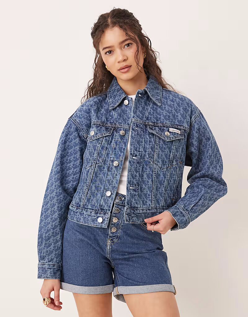 

Джинсовая куртка Calvin Klein Jeans с фирменным принтом 90-х годов в средне-синем цвете