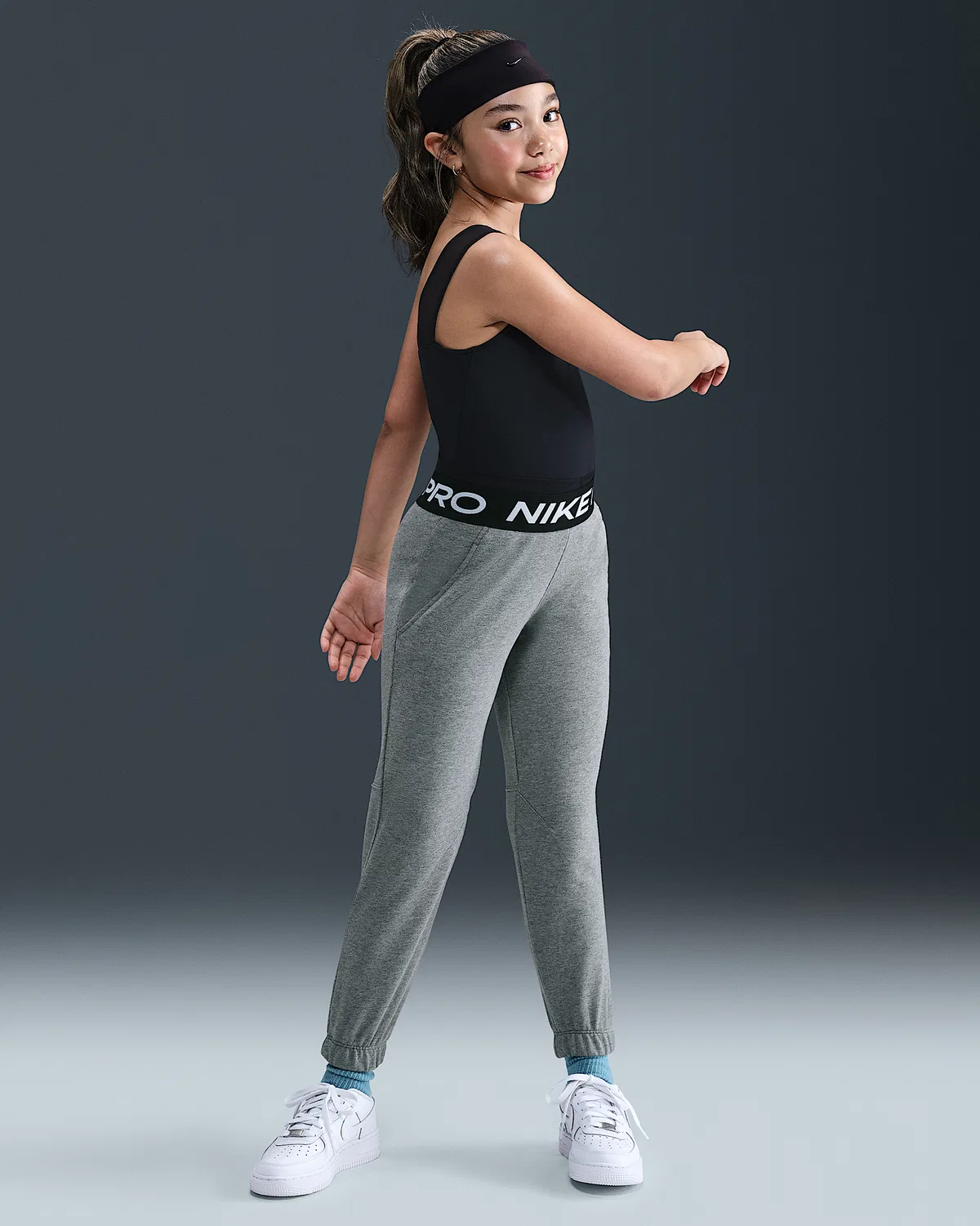 Детские (девчачьи) джоггеры Nike Pro Fleece Dri-FIT, Carbon Heather/Dark Steel Grey/Black/White
