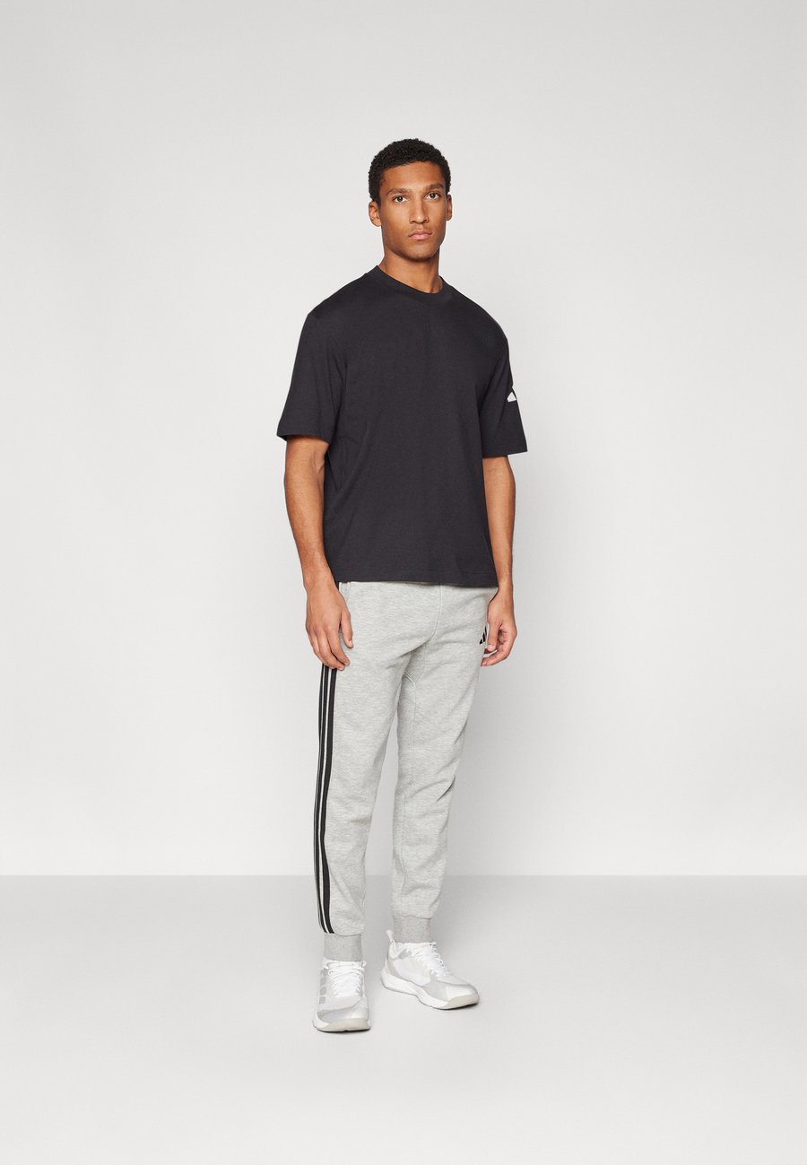Спортивная футболка Adidas Sportswear ESSENTIALS LOOSE FIT 3 BAR, Black/White/Black — фото 2