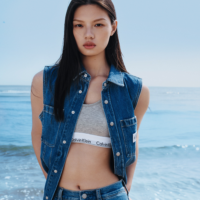 Футболка CALVIN KLEIN SS24 Джинсовая Светло-голубая — фото 4