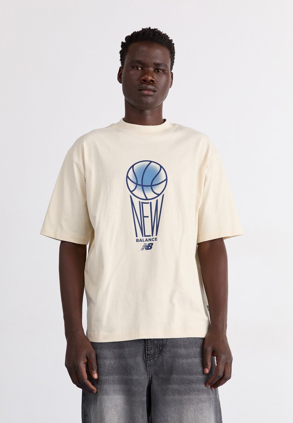 

Футболка с принтом HOOPS GRAPHIC New Balance, бежевый