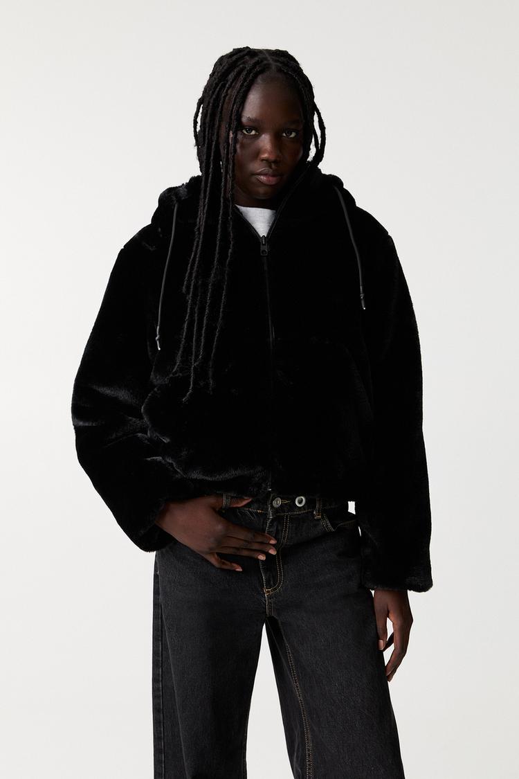 

Куртка из искусственного меха с капюшоном Pull And Bear, черный