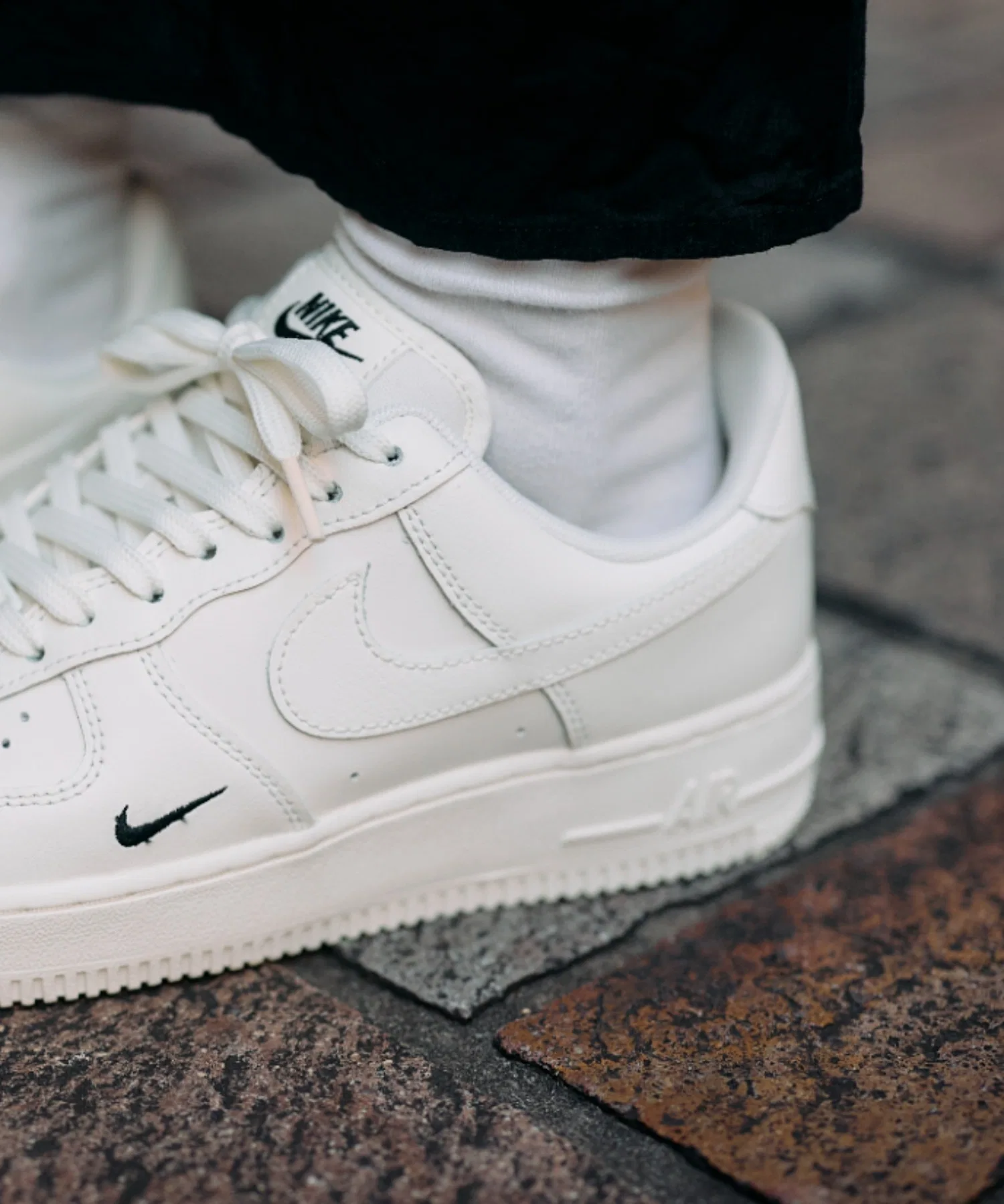 Унисекс кроссовки NIKE AIR FORCE 1 '07 ESS из натуральной кожи бежевые — фото 4
