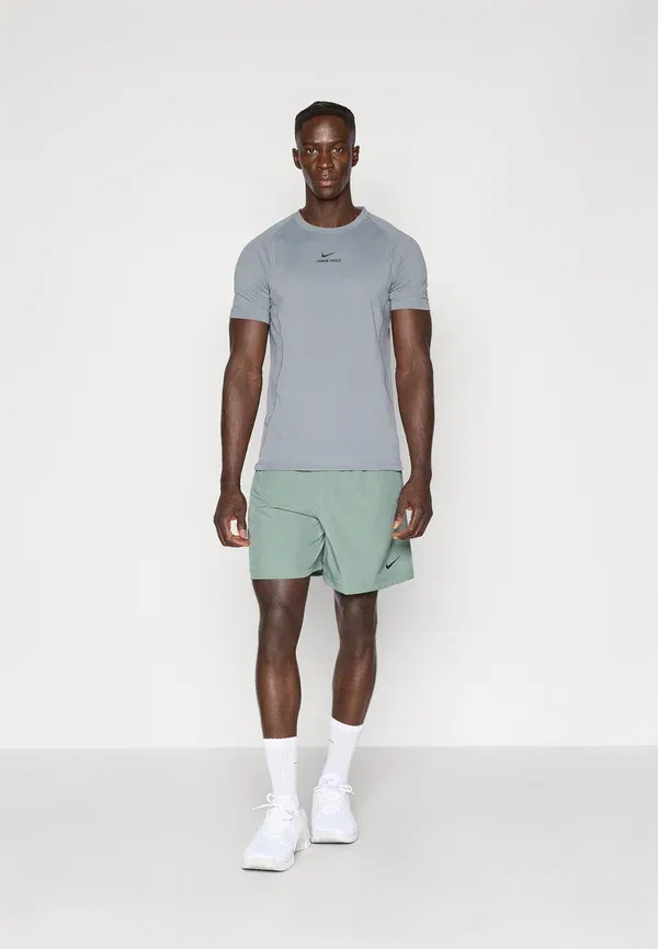 Футболка спортивная Nike Performance, дымчато-серый/черный — фото 2