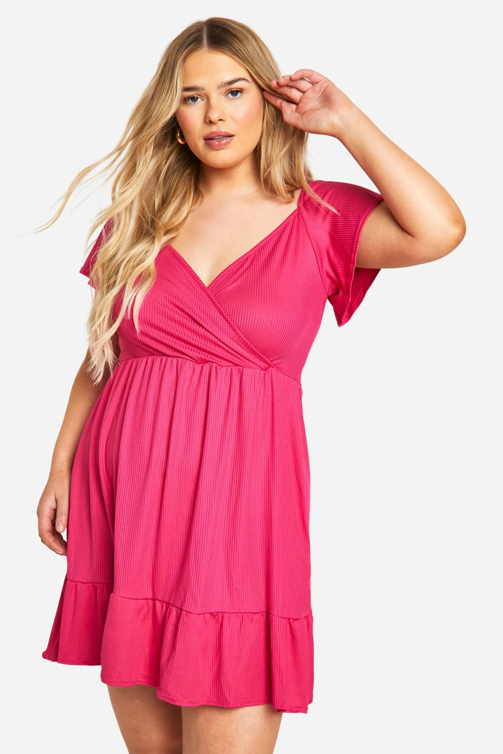 

Мягкое многоуровневое свободное платье Plus с запахом в рубчик boohoo, розовый