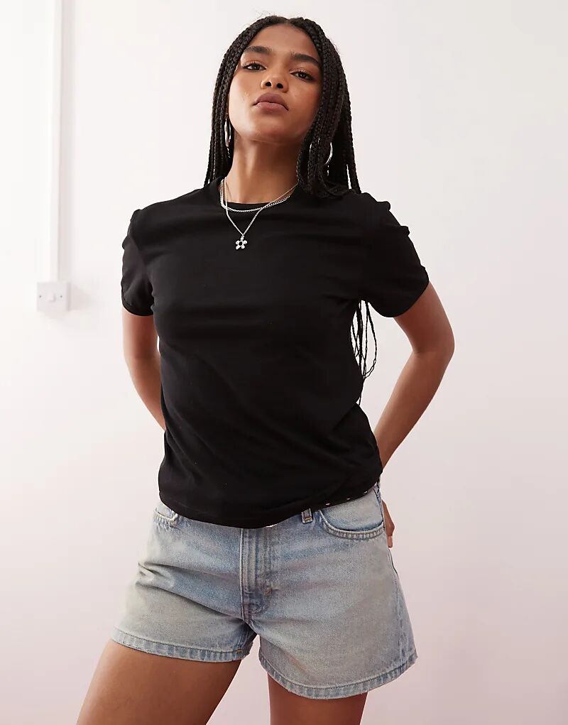 

Футболка будничного дня с обработанными швами черного цвета