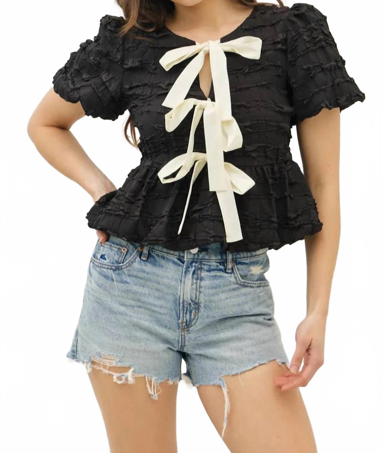 

Блуза с пузырьками и контрастными бантами в черном цвете Idem Ditto