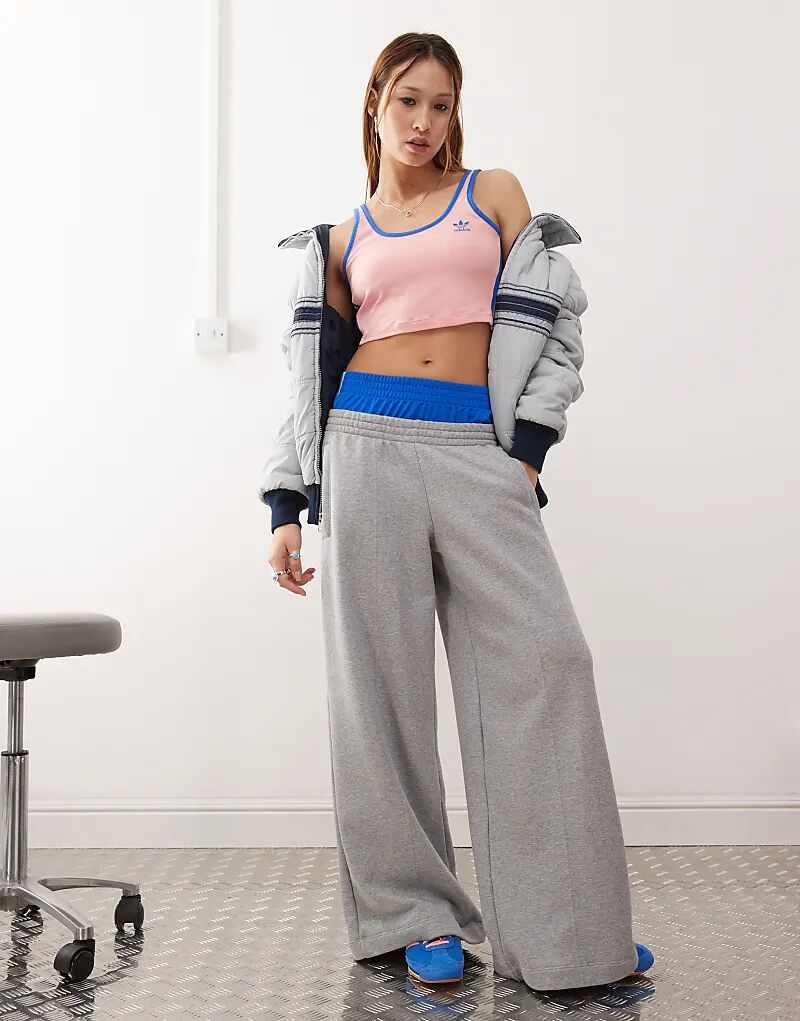 

Укороченный топ с тремя полосками розового цвета adidas Originals
