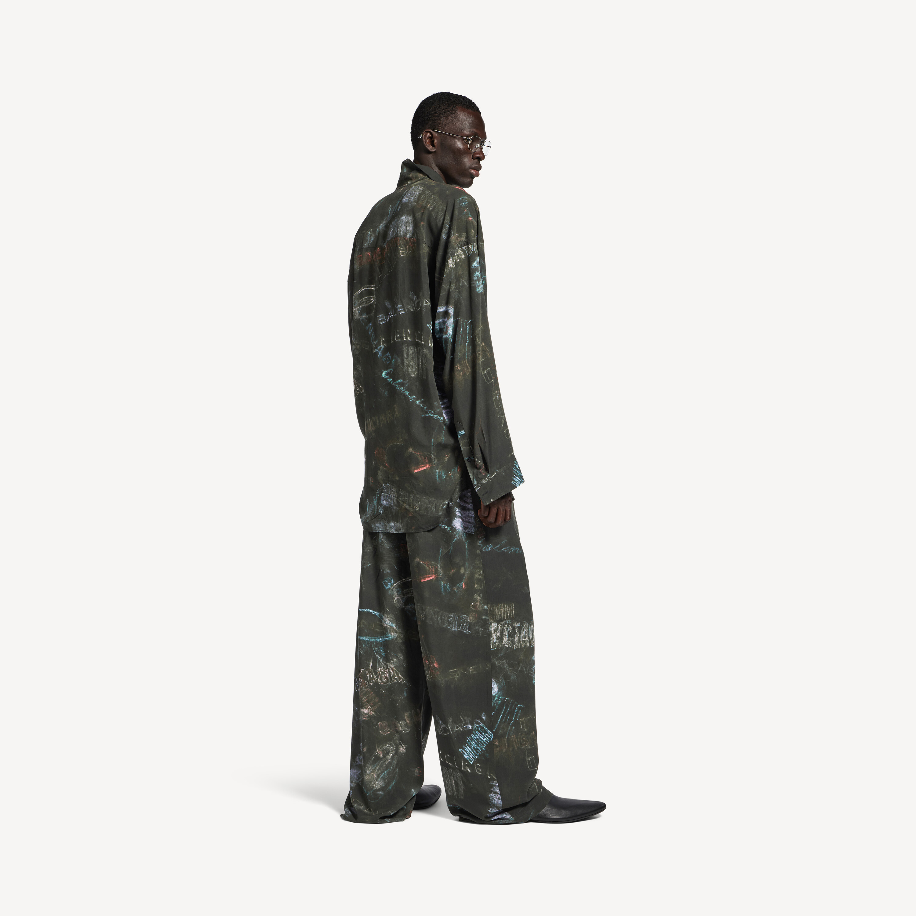 BALENCIAGA Мужская рубашка-кокон с длинными рукавами, с эффектом стирки и узором "карандаш" по всей поверхности, в выстиранном черном цвете — фото 3