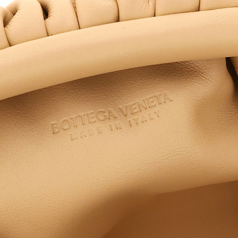 Bottega Veneta Кожаная сумка через плечо из телячьей кожи Облачная сумка Мини-клатч женский абрикосовый — фото 4