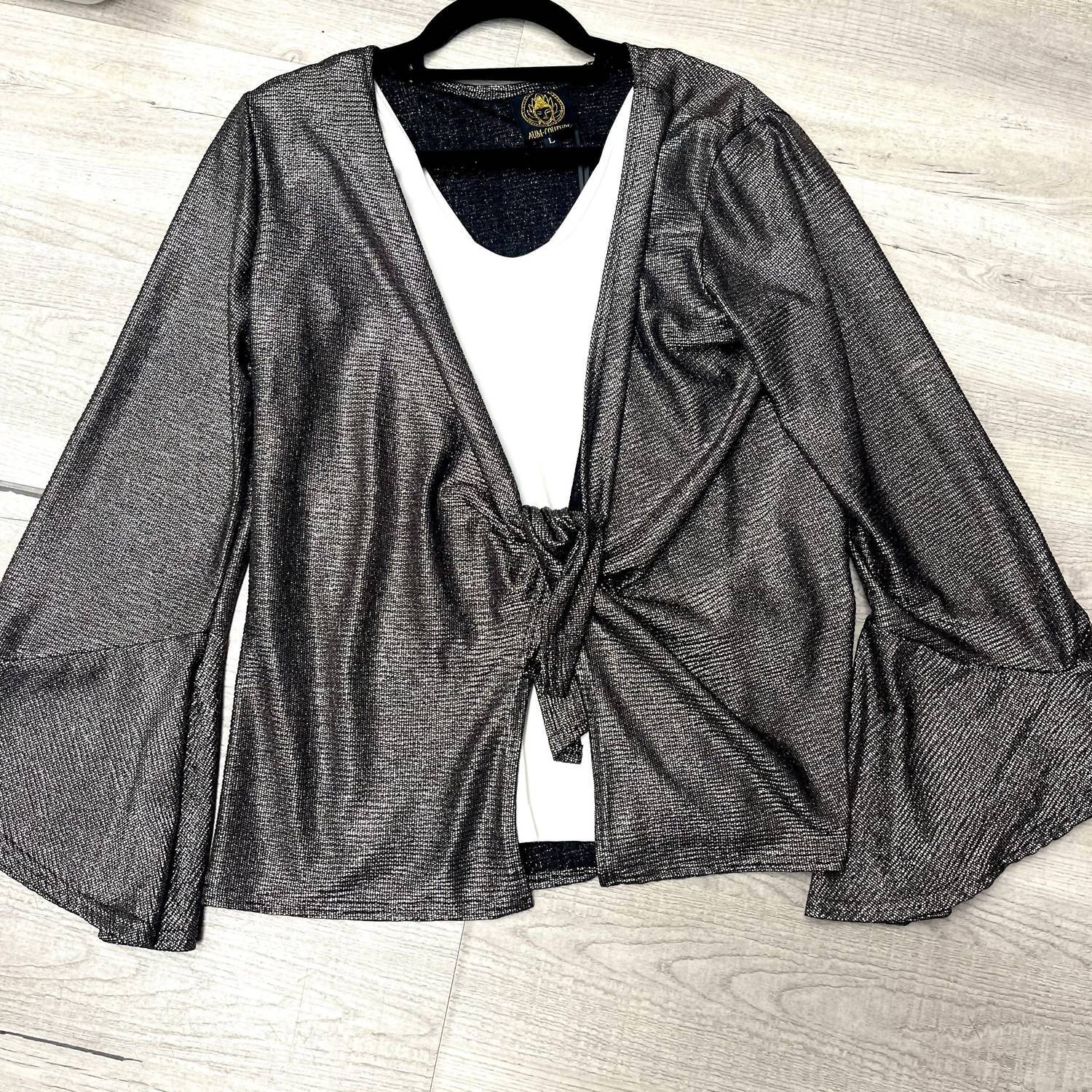 

Куртка-накидка Lurex Bell Top с пайетками в черном цвете Accessorize Me
