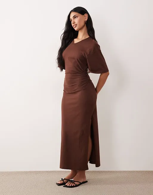 

Коричневое платье-футболка средней длины со сборками и разрезом с короткими рукавами и v-образным вырезом ASOS DESIGN