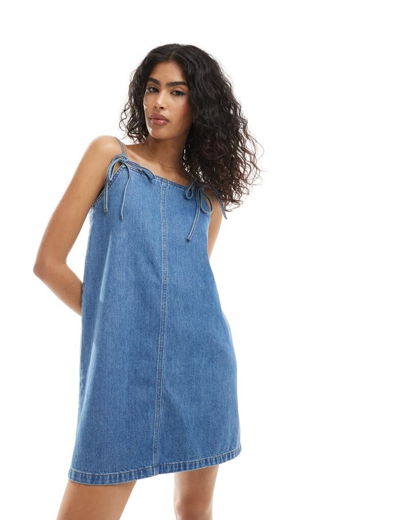

Голубое джинсовое платье с бантом ASOS DESIGN