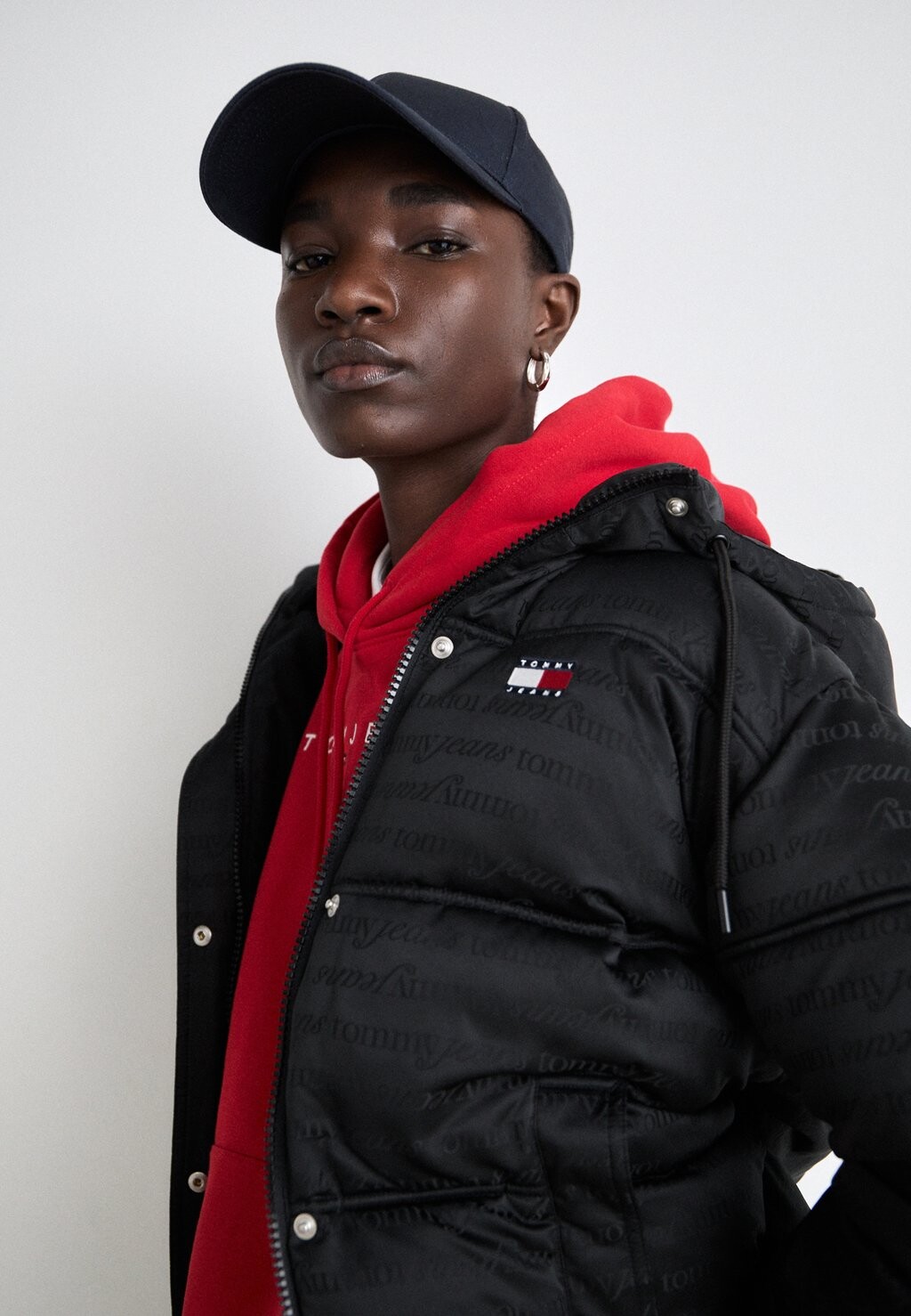 

Зимняя куртка TONAL BADGE PUFFER Tommy Jeans, черный