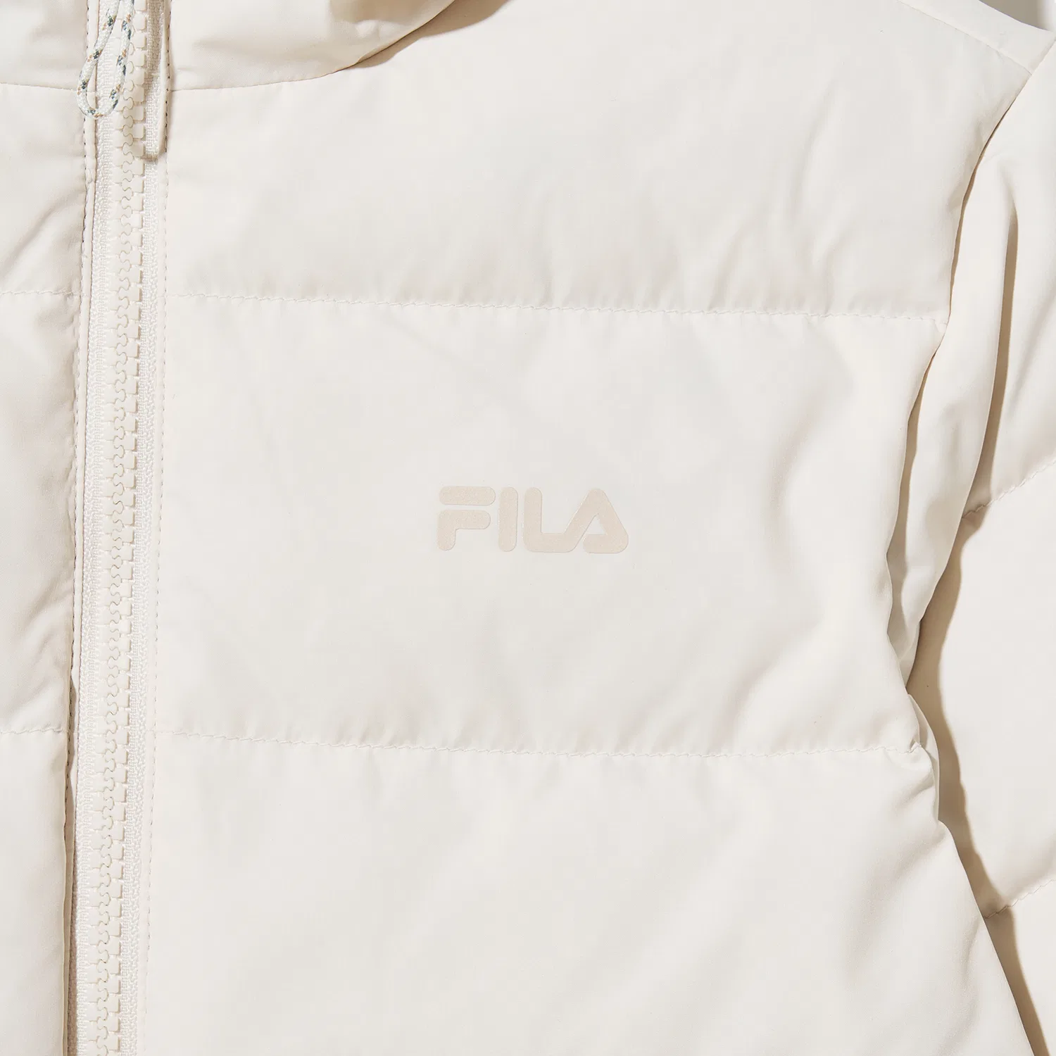 Детский лёгкий пуховик с капюшоном айвори от Fila Kids — фото 4