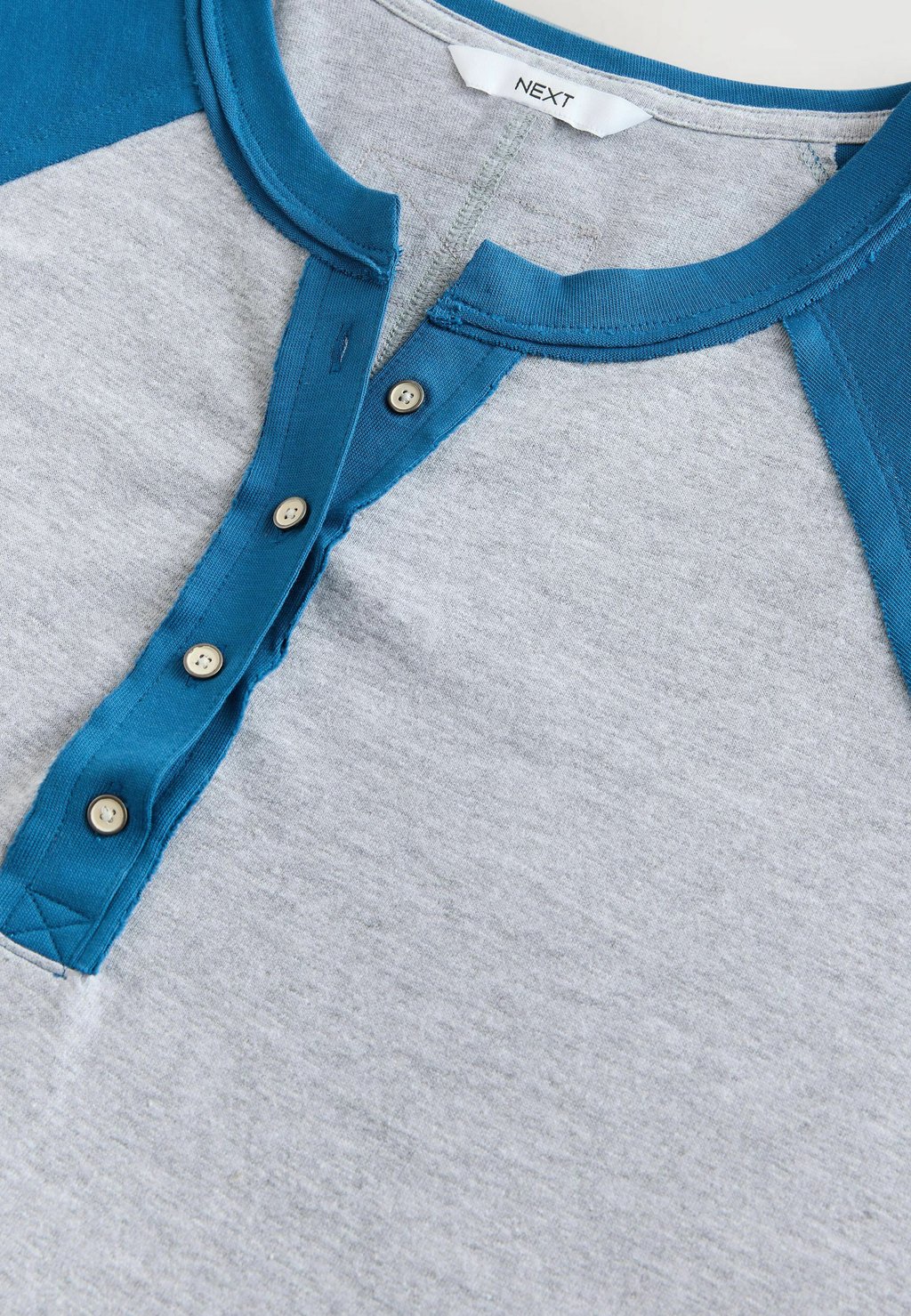 Футболка с принтом REGULAR FIT -SHORTER LENGTH RAGLAN COLOURBLOCK SHORT SLEEVE BUTTON HENLEY Next, синий — фото 2