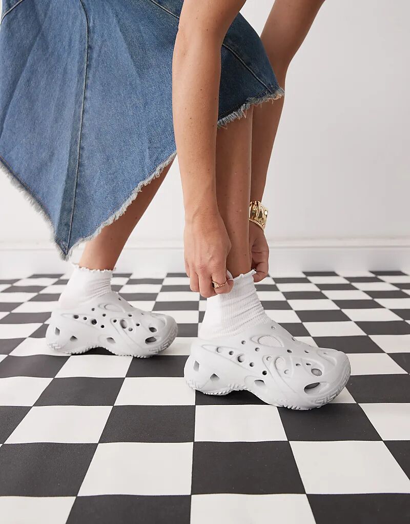 Сабо Crocs caged in atmosphere