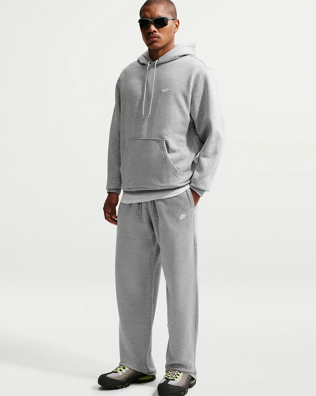 Мужские флисовые штаны Nike Club с открытым низом, Dark Grey Heather/Light Smoke Grey/White — фото 4