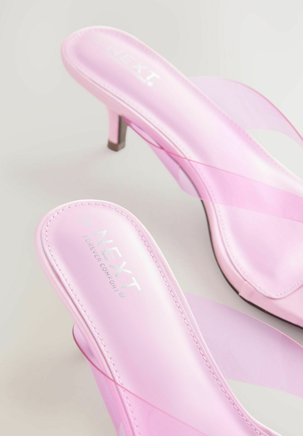 Сандалии с Т-образной застежкой REGULAR FIT-FOREVER COMFORT ROUND TOE VINYL TOE THONG KITTEN - Pool shoes Next, розовый — фото 3