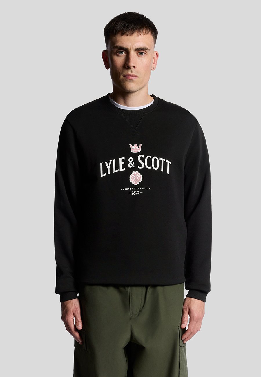 

Толстовка Lyle & Scott CHEERS TO TRADITION GRAPHIC CREW NECK, Z Jet Black/Black