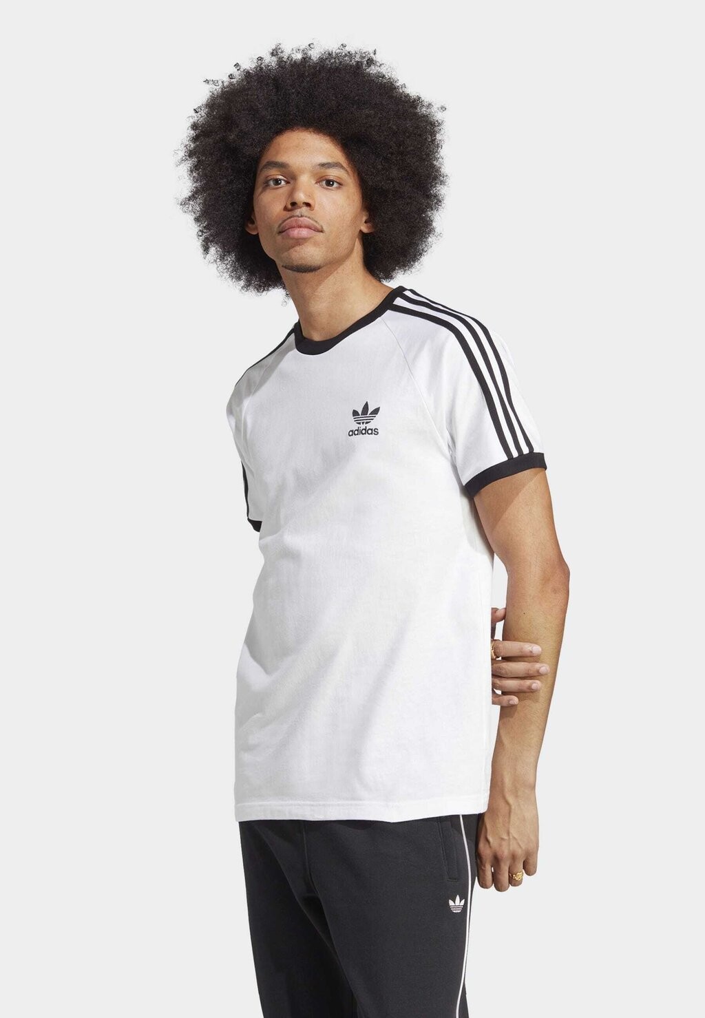 

Футболка с принтом adidas Originals, белый