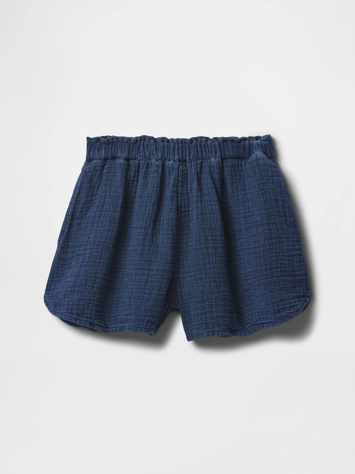 (K) Джинсовые шорты из жатой марли (детские) GAP, MEDIUM_WASH — фото 4
