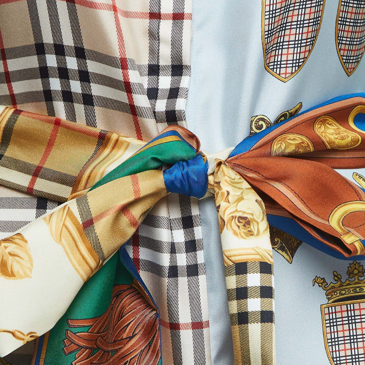 Платье-рубашка Burberry Шелковое с разноцветным принтом и поясом — фото 4