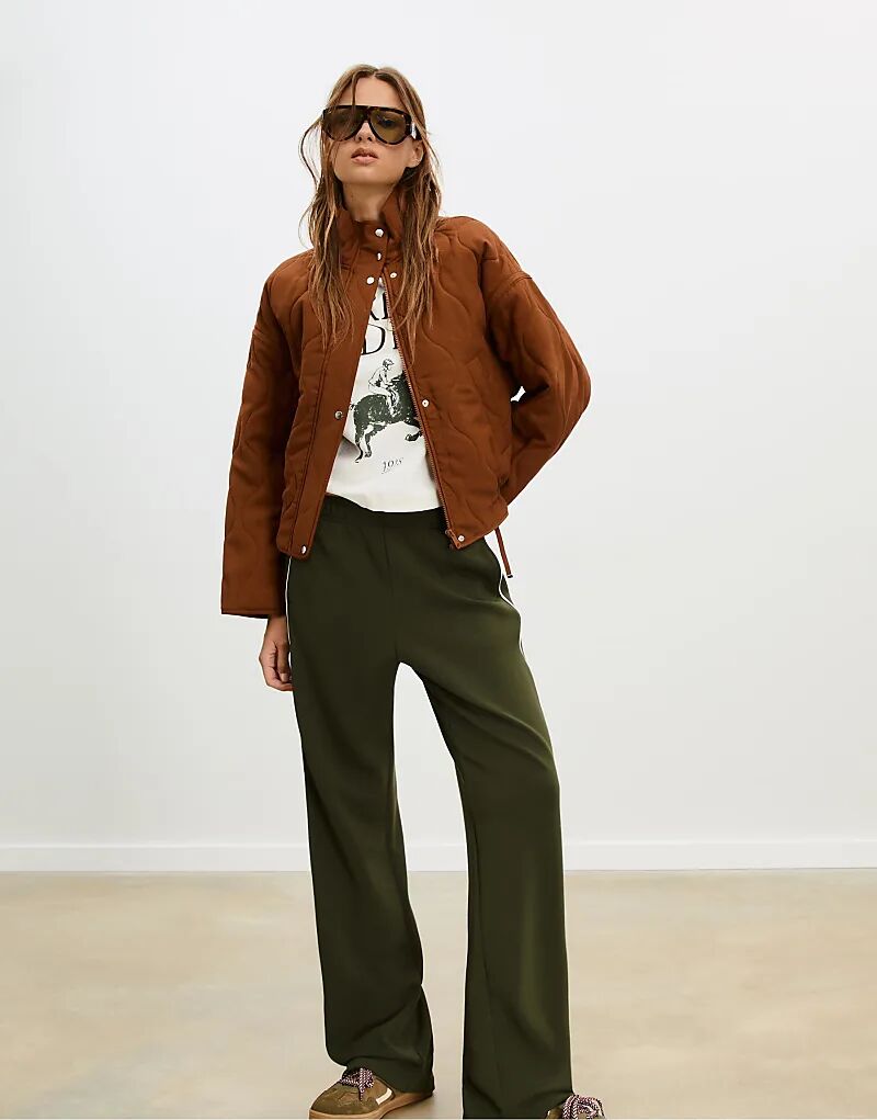 

Пуховик Stradivarius цвета бледно-верблюжьей шерсти