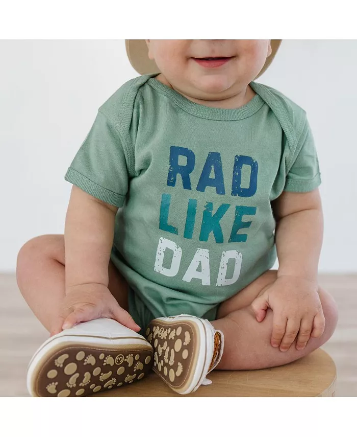 Детский боди с коротким рукавом "Rad Like Dad" для мальчиков Sweet Wink, зеленый — фото 3