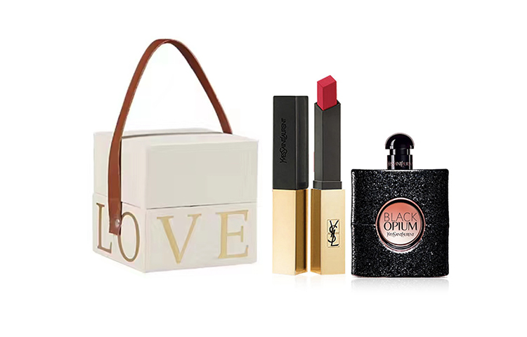 

SAINT LAURENT Набор помад Little Gold Bar Love Limited Edition легко растушевывается и держится долго