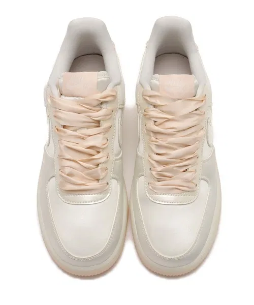 Женские кроссовки Nike Air Force 1 '07 LV8 из сатина белые — фото 2