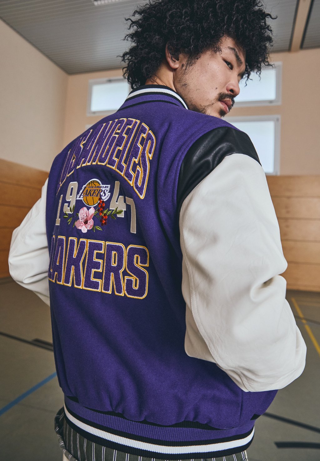 

Тренировочная куртка NBA LOS ANGELES LAKERS FLORAL VARSITY JACKET New Era, темно-синий