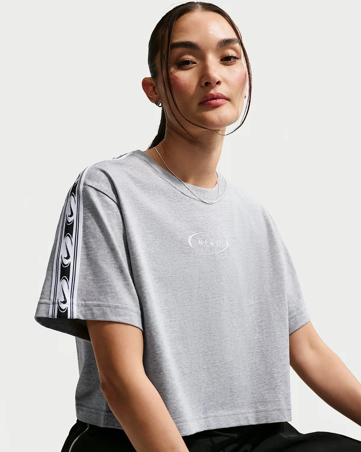 Женская свободная укороченная футболка Nike Sportswear Classic, Dark Grey Heather — фото 3