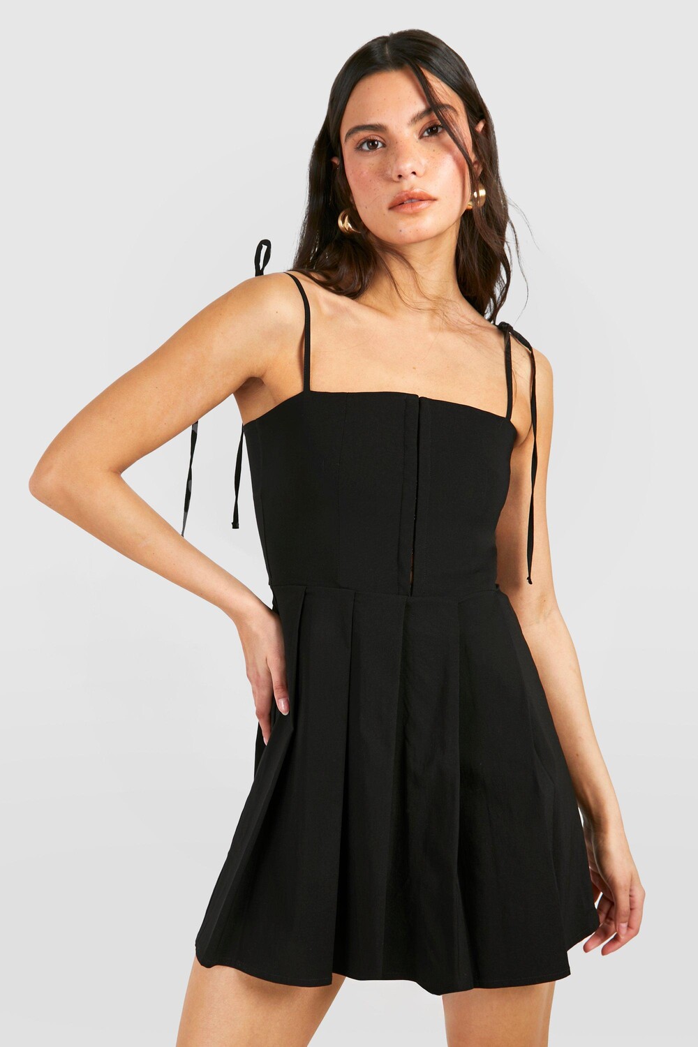 

Мини-платье со складками на крючках и проушинах boohoo, черный