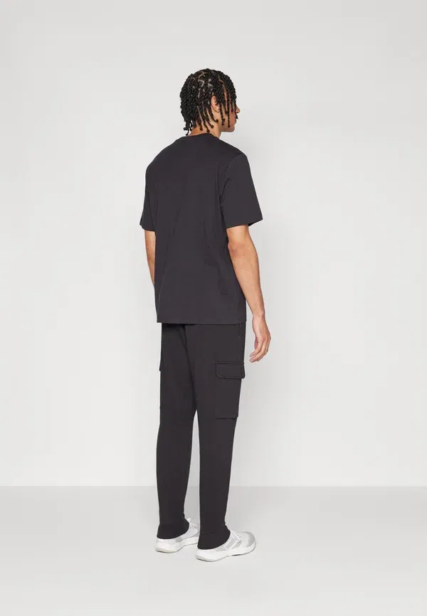 Спортивные штаны Essentials feel cozy cargo tracksuit bottoms Adidas Sportswear, черный/белый — фото 3