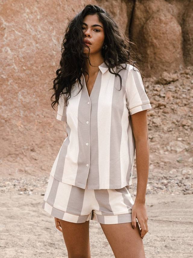 

Полосатый комплект пижамы-шортиков из чистого органического хлопка Chelsea Peers, Off White