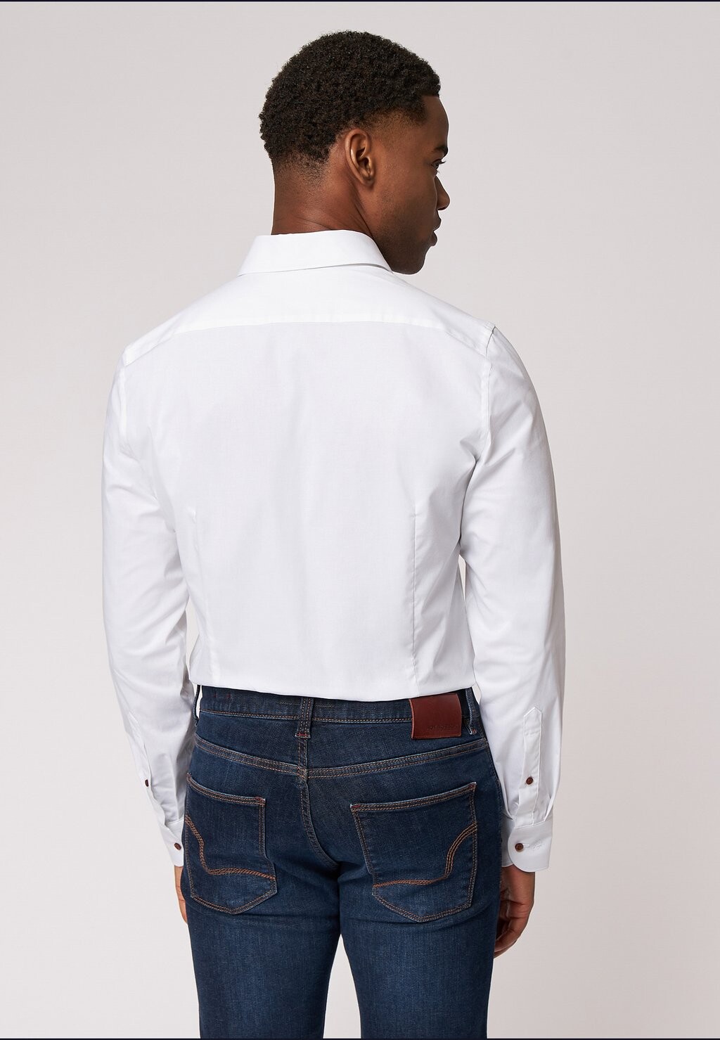 

Официальная рубашка SLIM FIT MIT KONTRASTKNÖPFEN ROY ROBSON, кремовый