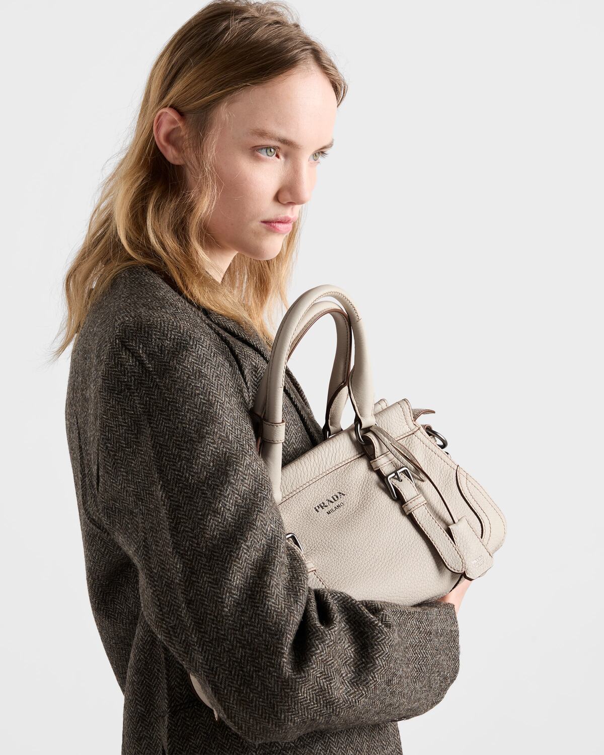 Большая кожаная сумка-тоут Prada, мелово-белый — фото 2