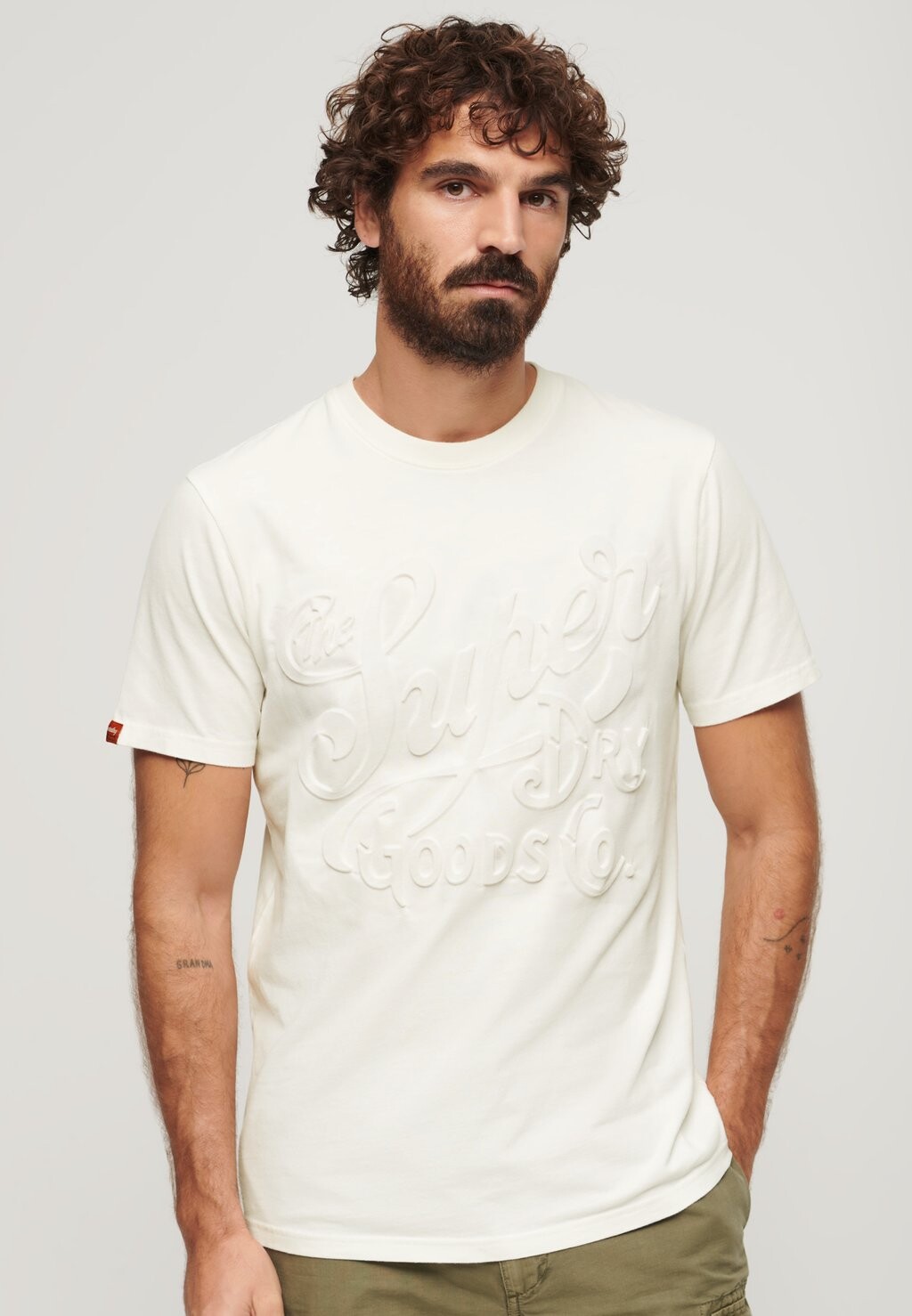 

Футболка с принтом EMBOSSED ARCHIVE GRAPHIC Superdry, цвет winter white