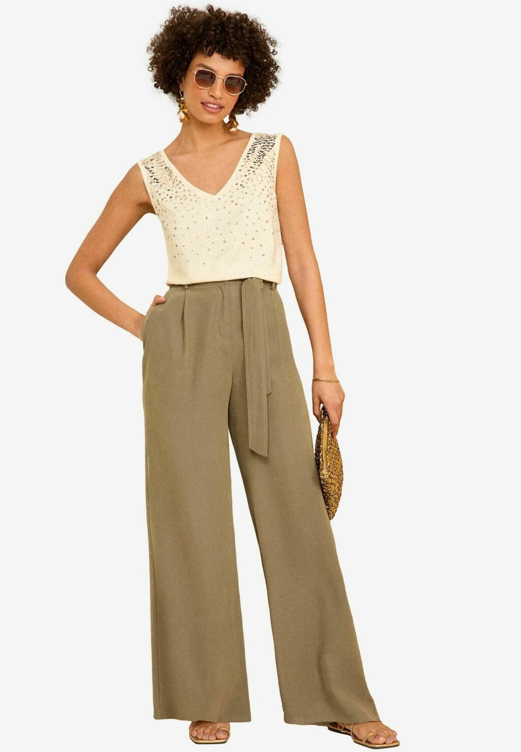 

Топ SCATTERED SEQUIN V NECK REGULAR FIT Love & Roses, белый