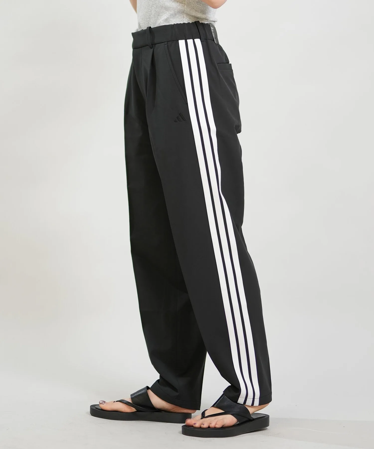 Женские брюки с защитой от солнца и влаги adidas W COMMUTER STRETCH TAPERED PANTS UPF50+ MLU18 бежевые — фото 2